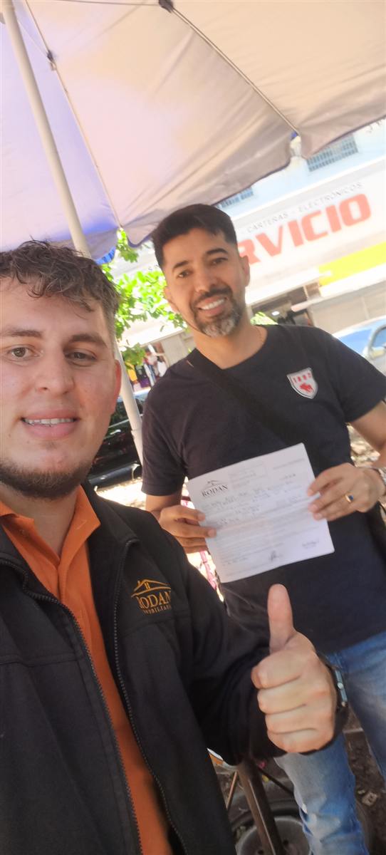 Cliente con su comprobante de reserva en mano