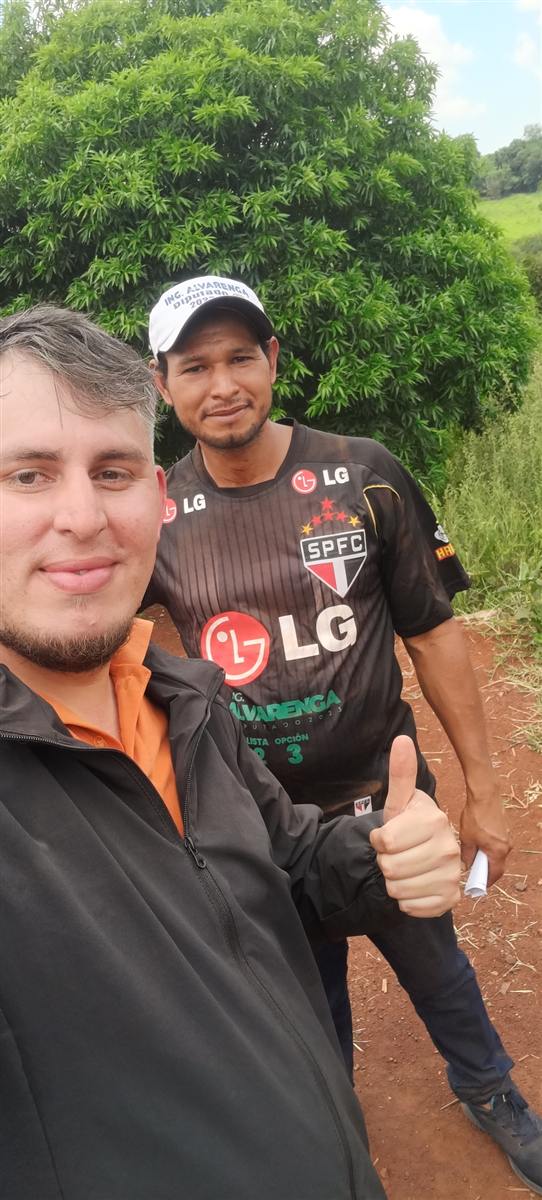 Asesor y cliente recorriendo el camino de tierra de la fracción