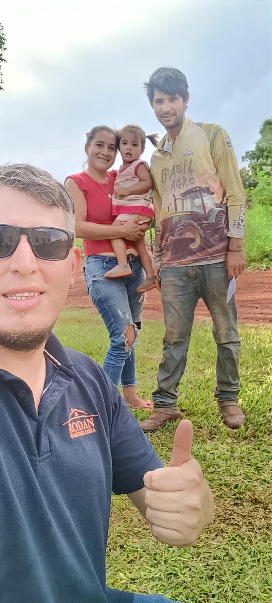 Familia visitando el camino de la fracción junto al asesor